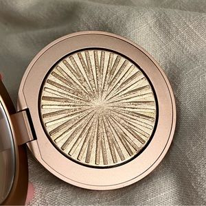Limited Edition: Estée Lauder Bronze Goddess Illuminating Powder Gelee